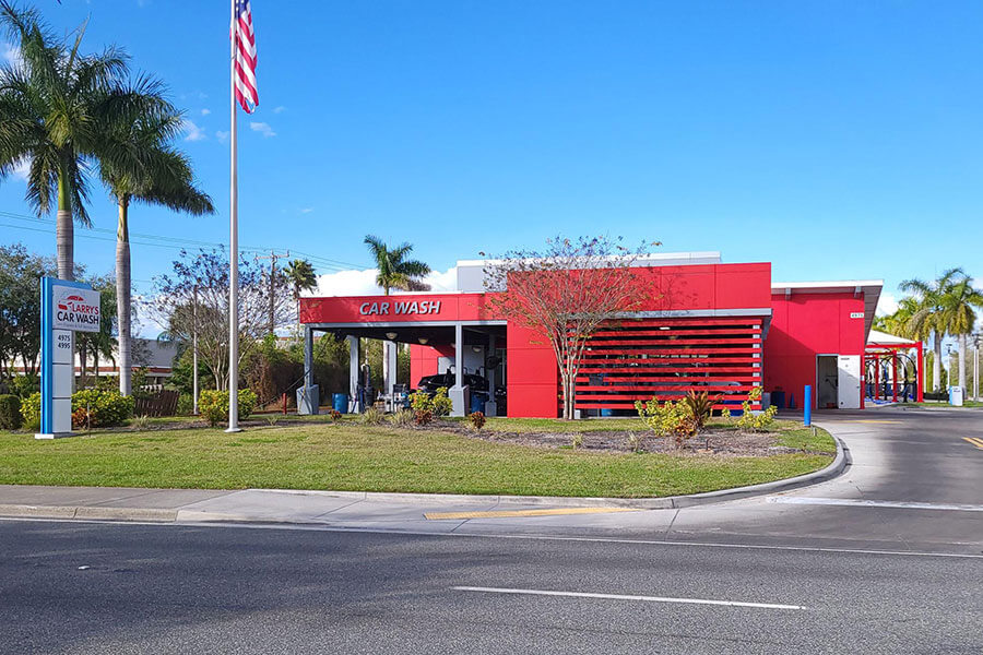 Car wash tunnel entrance with Free Vacuums sign